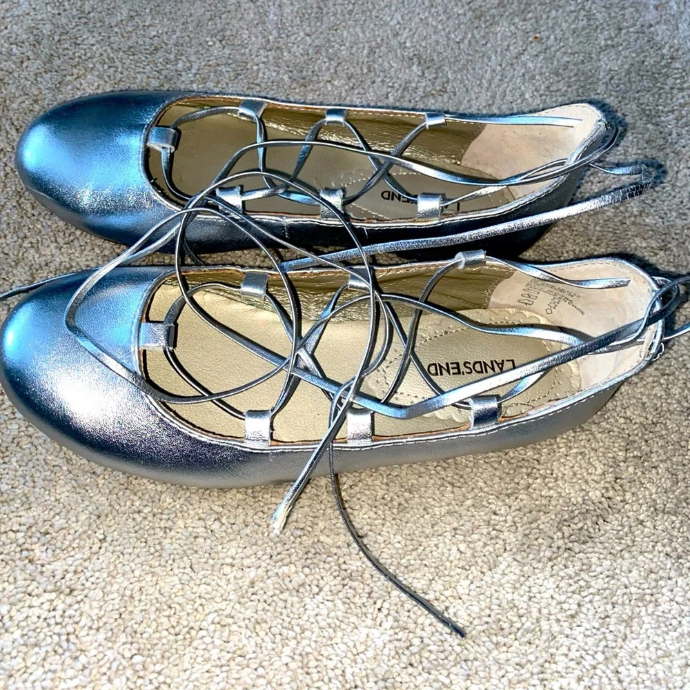 Lands' End kids Girls Size 2 Metallic‎ Silver Ballet Flats lace up - Picture 2 of 13